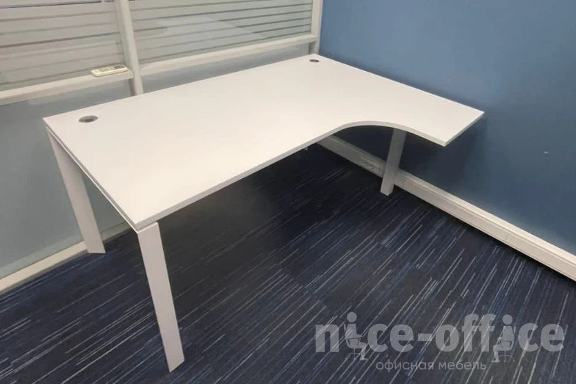 Стол эргономичный правый на П-образном м/к 1580x1180x750 (800/460) Onix фото в интерьере 1