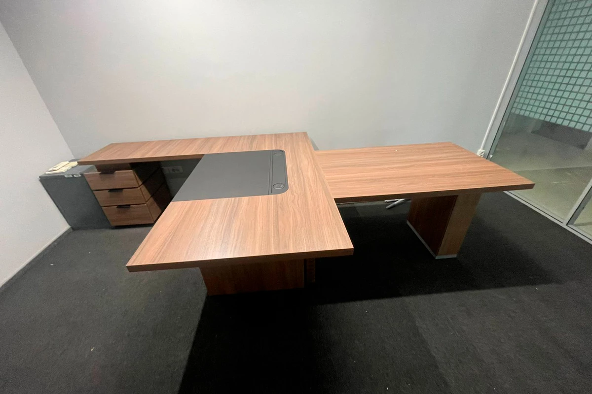 Стол руководителя TS-180 + Траверс TS-100.2 Time.S фото в интерьере 3