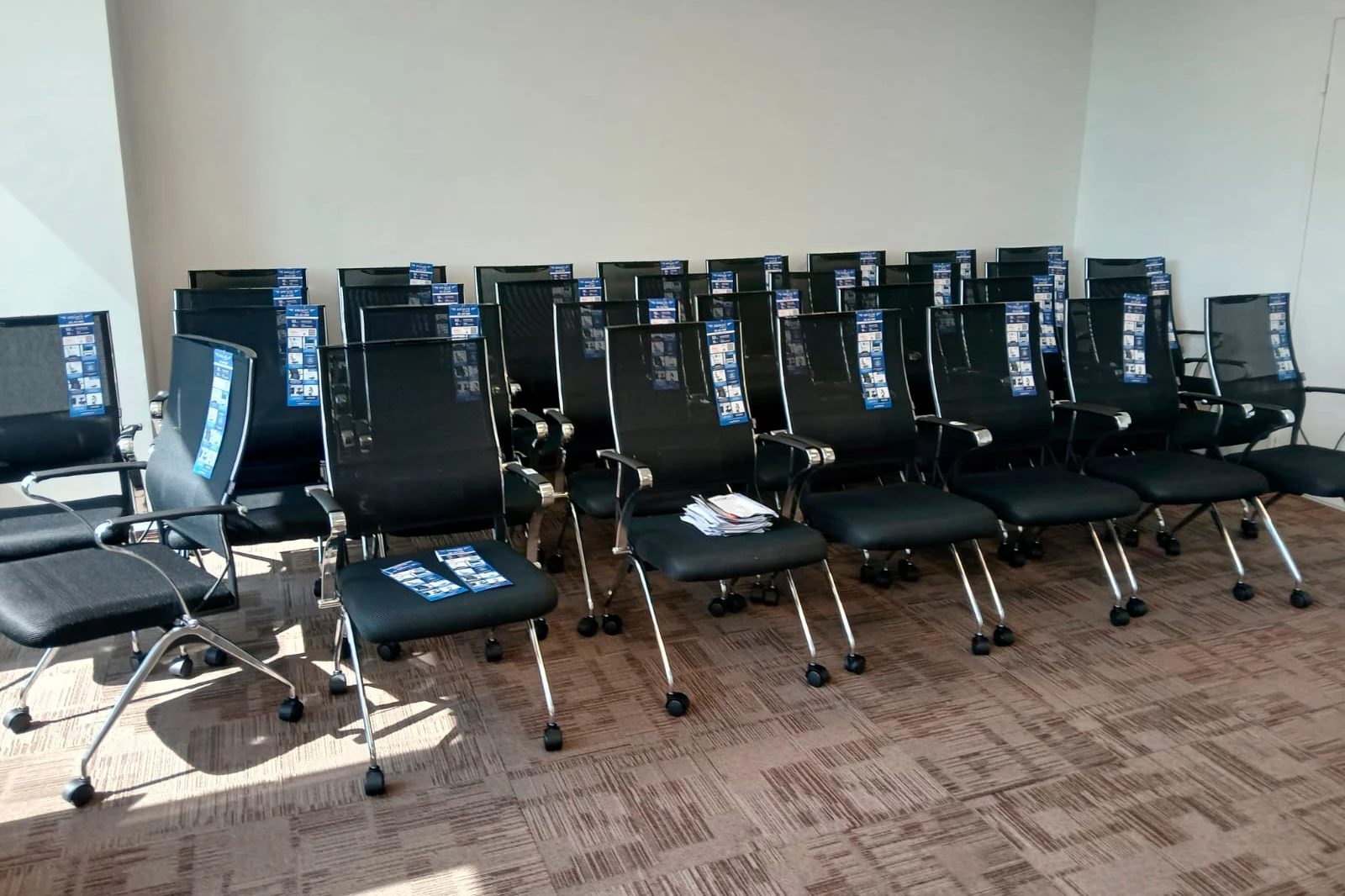 Кресло Sit Air-180 B2-290K F53.W01 фото в интерьере 1